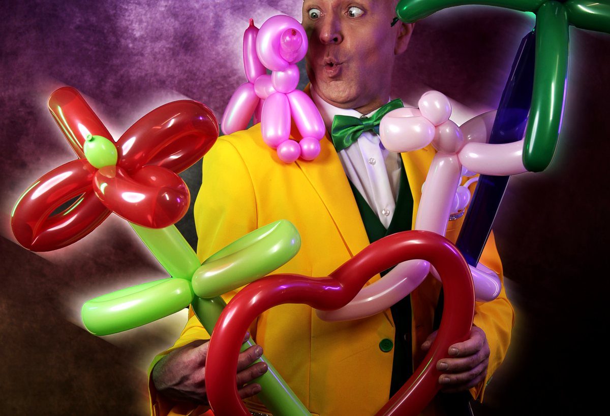 Phantaro beim Ballonmodellieren mit bunten Ballons